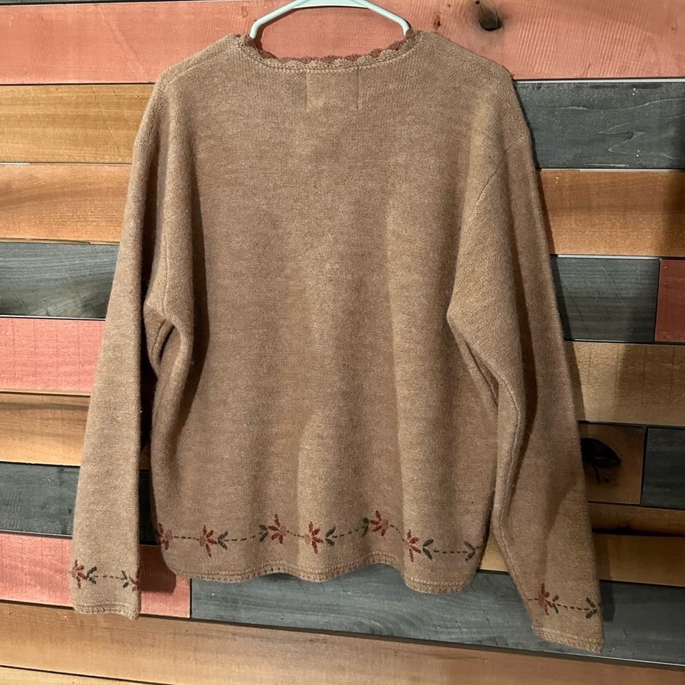 This is a Woolrich women's embroidered wool cardigan - Picture 5 of 7